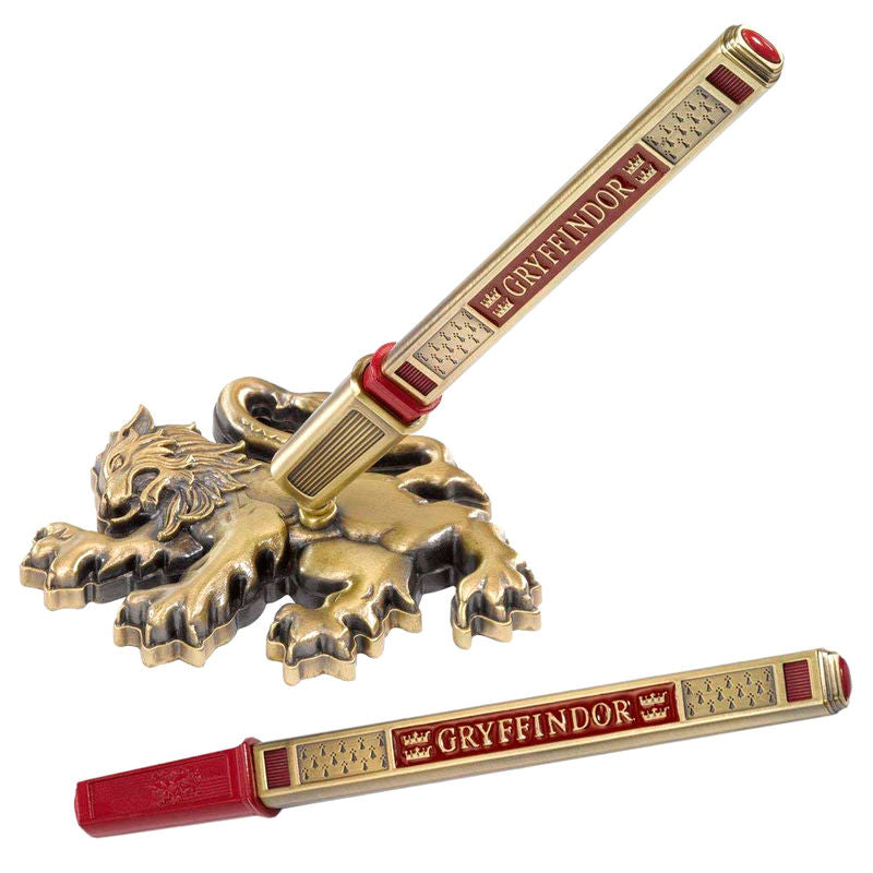 Stylo Gryffondor Harry Potter en métal avec support et boîte cadeau, vue rapprochée du design et des détails.