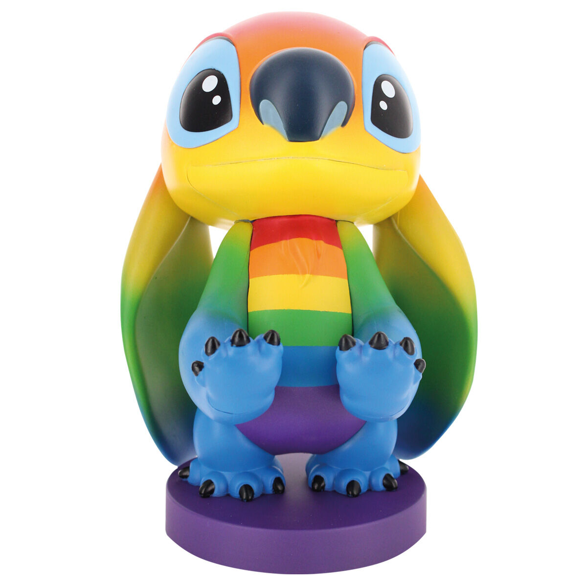 Vue de face du support Cable Guy Stitch Rainbow de 20cm tenant une manette de jeu