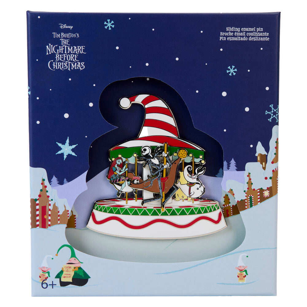 Vue rapprochée du pin's émaillé Loungefly Disney The Nightmare Before Christmas Town Carousel montrant les détails colorés