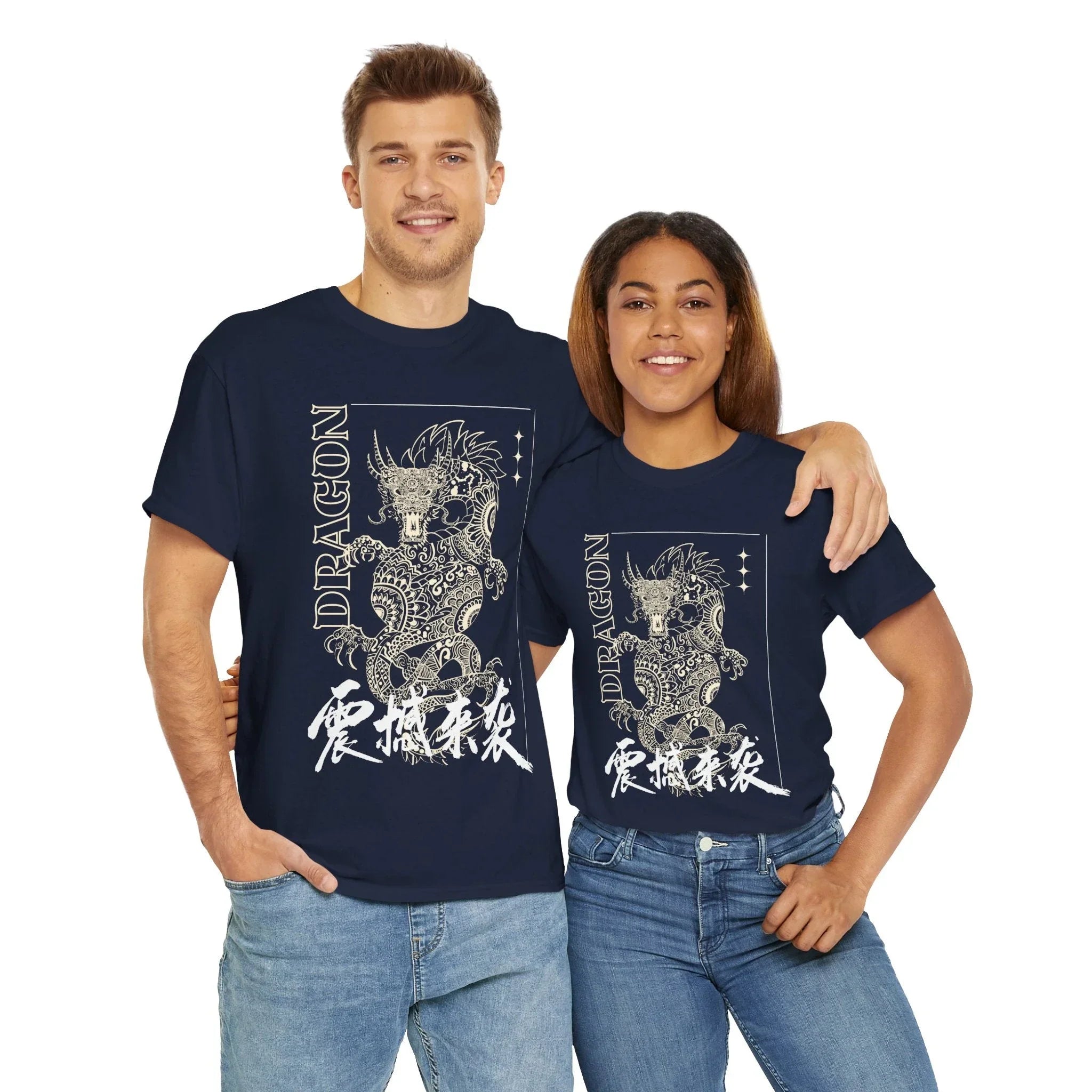Vitrine moderne de boutique streetwear, présentant une rangée de t-shirts graphiques colorés sur des cintres, avec des motifs pop art, geek et urbains sous un éclairage vibrant.
