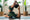 Femme pratiquant le yoga en studio, démonstrant l'utilisation d'équipements fitness et wellness premium
