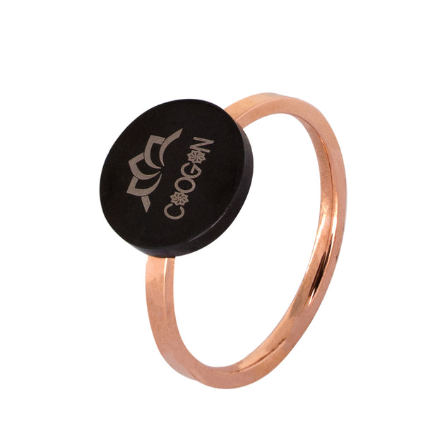 Bague Chogan plaqué or rose 24kt portée sur une main, élégance et style