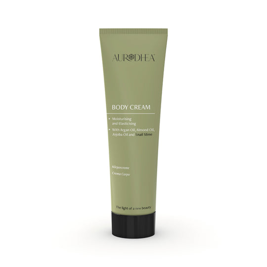 Personne utilisant le Gel Douche Chogan à l'huile de Neem sous la douche