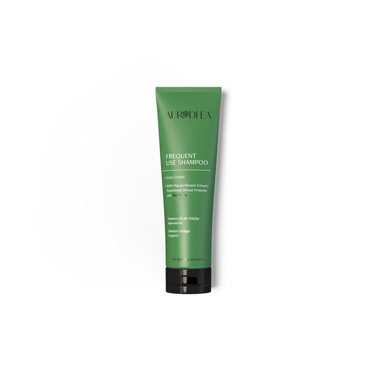 Flacon élégant du Shampoing Chogan à l'Aloe Vera pour lavages fréquents, posé sur une surface claire.