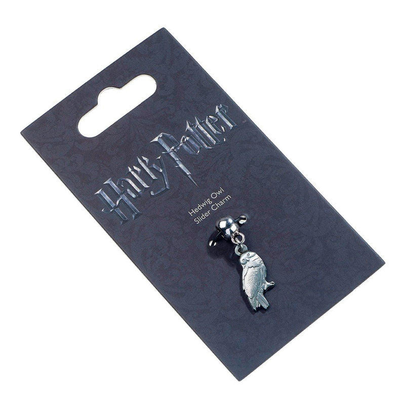 Charm Hedwige Harry Potter de THE CARAT SHOP, vue rapprochée montrant les détails fins de la chouette blanche, idéal pour les fans de la saga.