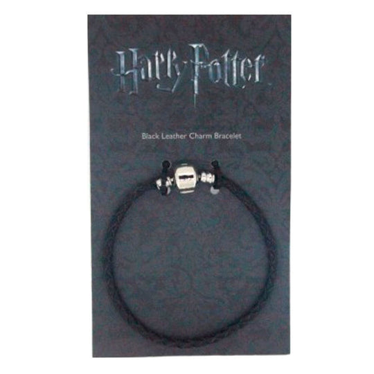 Bracelet Harry Potter en cuir noir, vue rapprochée des charms représentant des symboles emblématiques de la saga, comme le vif d'or et les reliques de la mort.