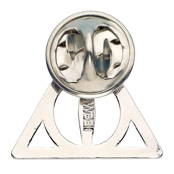 Pin's Harry Potter Reliques de la Mort en alliage de zinc présenté sur fond blanc, vue rapprochée du design détaillé