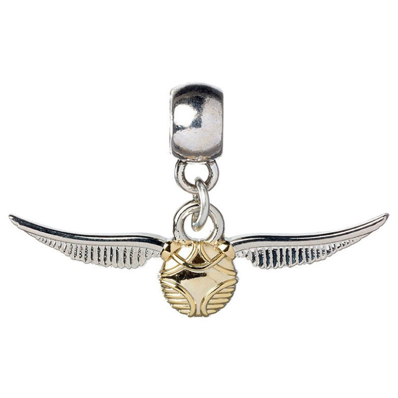 Vue rapprochée du charm Golden Snitch montrant la finesse des ailes et la texture métallique brillante.