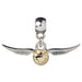 Vue rapprochée du charm Golden Snitch montrant la finesse des ailes et la texture métallique brillante.