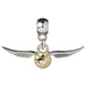 Vue rapprochée du charm Golden Snitch montrant la finesse des ailes et la texture métallique brillante.