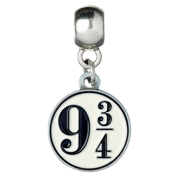Vue rapprochée du charm Harry Potter Platform 9 3/4 avec sa taille compacte de 11x6x1 cm, idéal pour bracelets et colliers