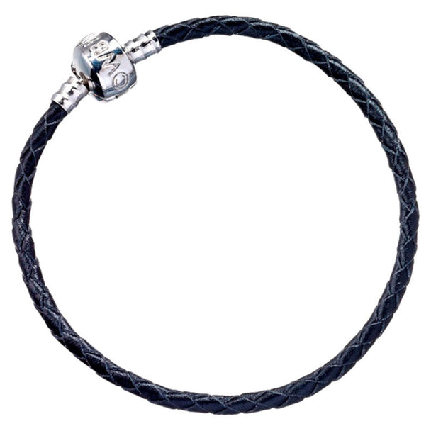 Bracelet Harry Potter en cuir noir porté, montrant l'ajustement et le style du bracelet, idéal pour les fans de tous âges souhaitant afficher leur passion.