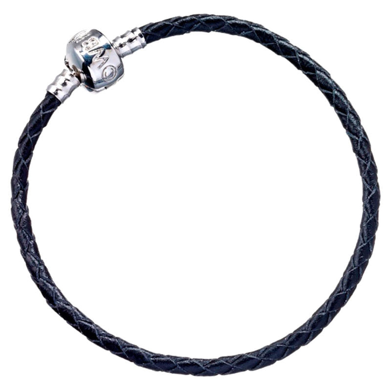 Bracelet Harry Potter en cuir noir porté, montrant l'ajustement et le style du bracelet, idéal pour les fans de tous âges souhaitant afficher leur passion.