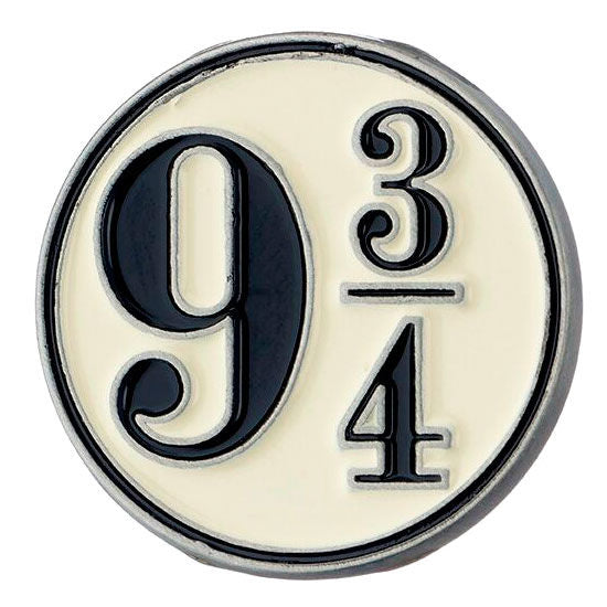 Emballage blister du badge Harry Potter Voie 9 3/4 montrant les dimensions compactes et la qualité du produit