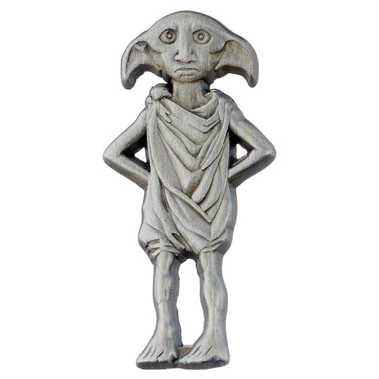 Détail du badge pin's Dobby avec finition métallique brillante et couleurs vives