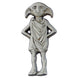 Détail du badge pin's Dobby avec finition métallique brillante et couleurs vives