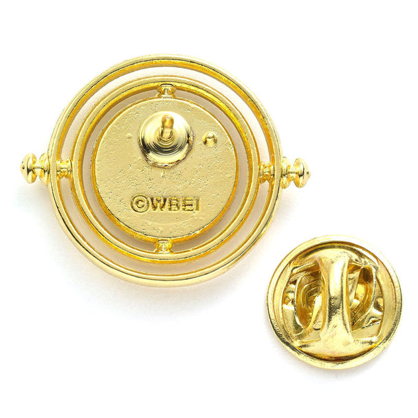 Vue rapprochée du pin's Harry Potter Time Turner montrant les détails dorés et le design précis