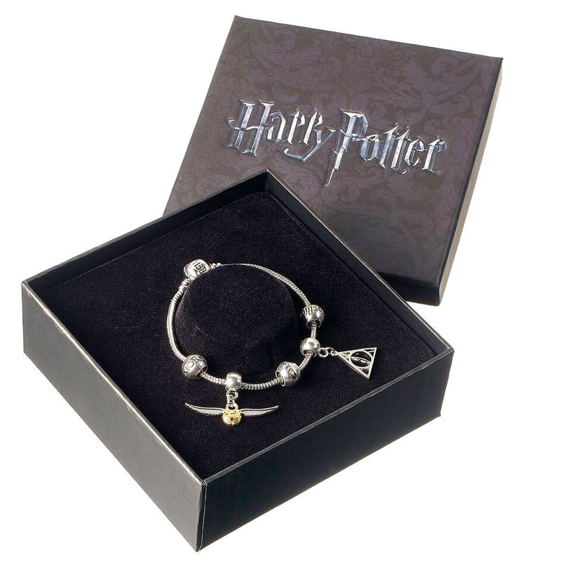 Bracelet Harry Potter Snitch 3 Spellbeads en argent avec charms détaillés sur fond blanc