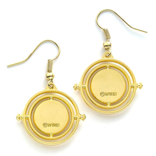 Boucles d'oreilles Harry Potter Time Turner plaqué or sur fond blanc, vue rapprochée