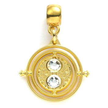 Vue rapprochée du bijou Time Turner Harry Potter signé THE CARAT SHOP sur fond blanc