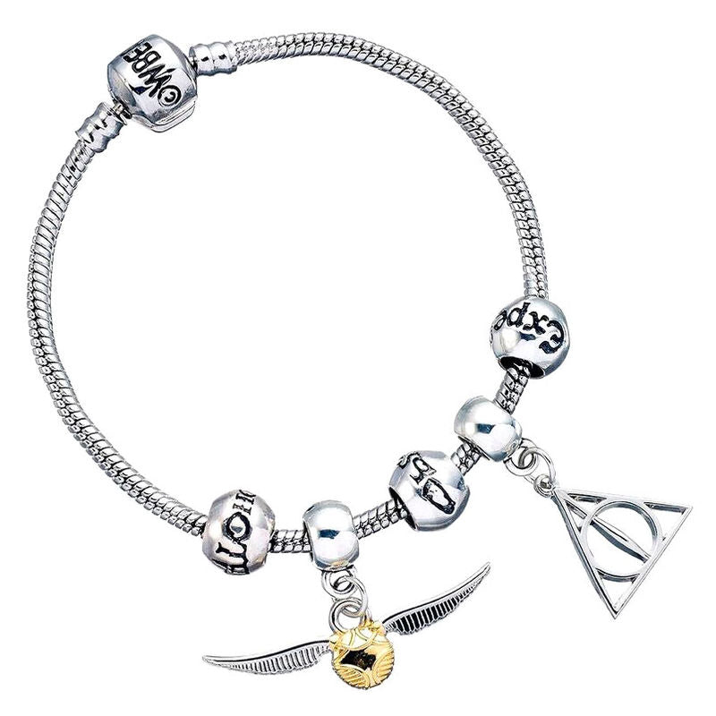 Zoom sur le bracelet argent Harry Potter montrant les détails du Vif d'Or et des symboles des Reliques de la Mort