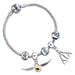 Zoom sur le bracelet argent Harry Potter montrant les détails du Vif d'Or et des symboles des Reliques de la Mort