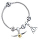 Zoom sur le bracelet argent Harry Potter montrant les détails du Vif d'Or et des symboles des Reliques de la Mort