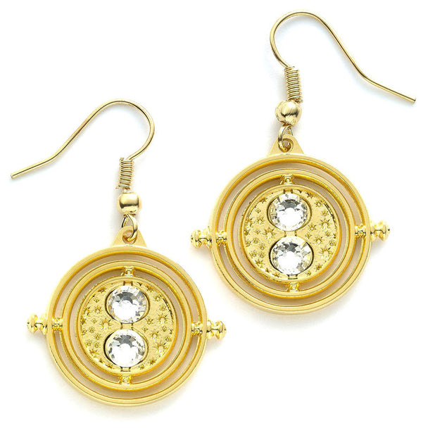 Détail du design fin et élégant des boucles d'oreilles Time Turner plaqué or THE CARAT SHOP