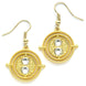 Détail du design fin et élégant des boucles d'oreilles Time Turner plaqué or THE CARAT SHOP