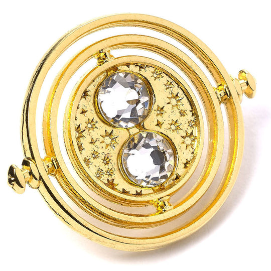 Présentation du pin's Harry Potter Time Turner porté sur une veste en jean pour un style geek chic