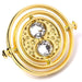 Présentation du pin's Harry Potter Time Turner porté sur une veste en jean pour un style geek chic