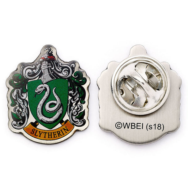 Pin's écusson Slytherin Harry Potter vert et argent avec serpent emblématique, présenté sur fond blanc.