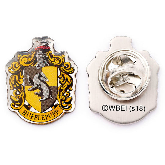 Pin's Harry Potter Poufsouffle, blason de la maison Hufflepuff, sur fond neutre. Détails dorés et noirs, produit officiel THE CARAT SHOP.