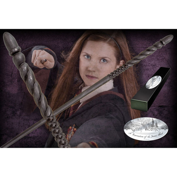 Baguette de Ginny Weasley en résine haute qualité, vue de face avec plaque d'identification