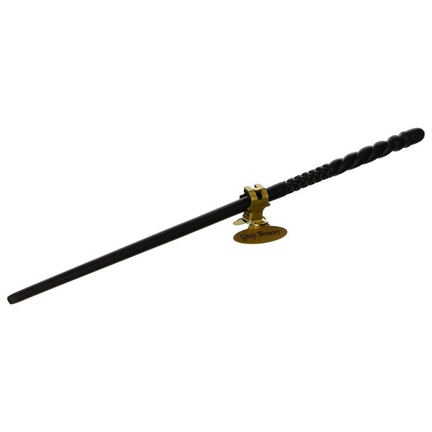 Détail de la baguette Ginny Weasley montrant la texture et la plaque nominative Noble Collection