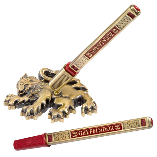 Stylo Gryffondor Harry Potter en métal avec support et boîte cadeau, vue rapprochée du design et des détails.