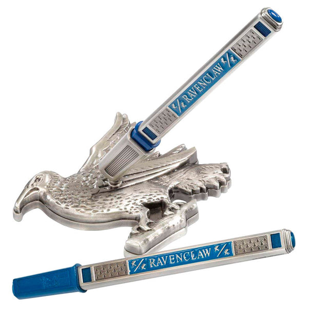 Stylo Ravenclaw Harry Potter en métal avec support présenté dans sa boîte cadeau élégante.