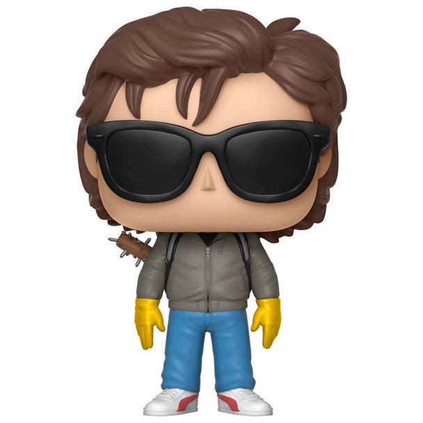 Figurine Funko POP de Steve de Stranger Things portant des lunettes de soleil, vue de face avec détails précis