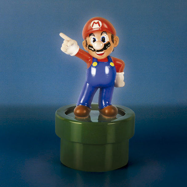 Lampe Nintendo Super Mario Bros de 20cm allumée sur un bureau avec fond flou