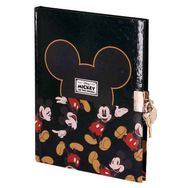 Vue rapprochée de la clé métallique attachée au carnet secret Disney Mickey