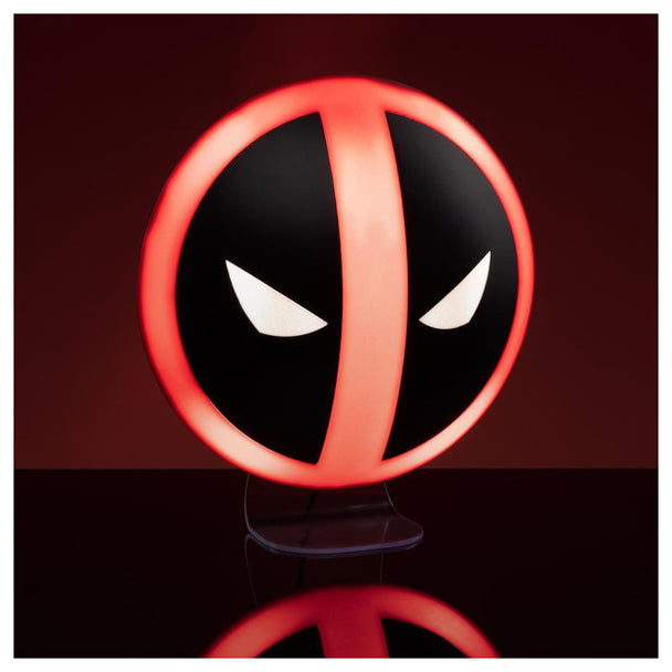 Lampe Deadpool Marvel avec logo lumineux rouge et noir sur base noire, vue de face