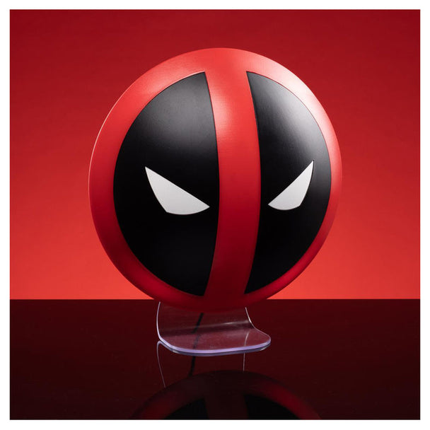 Câble USB connecté à la lampe Deadpool Marvel avec logo lumineux sur une surface blanche