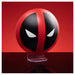 Câble USB connecté à la lampe Deadpool Marvel avec logo lumineux sur une surface blanche