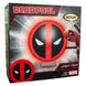 Lampe Deadpool Marvel allumée dans une pièce sombre mettant en valeur le logo rouge vif