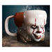 Photo du mug IT Pennywise rempli de café, mettant en valeur sa capacité et son design unique