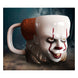 Photo du mug IT Pennywise rempli de café, mettant en valeur sa capacité et son design unique