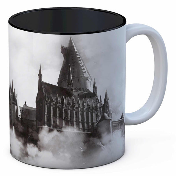 Mug Harry Potter avec représentation détaillée du château de Poudlard sur fond blanc, produit par SD TOYS.