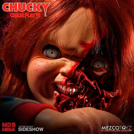 Gros plan sur le visage de Chucky montrant les cicatrices et les détails de la peinture