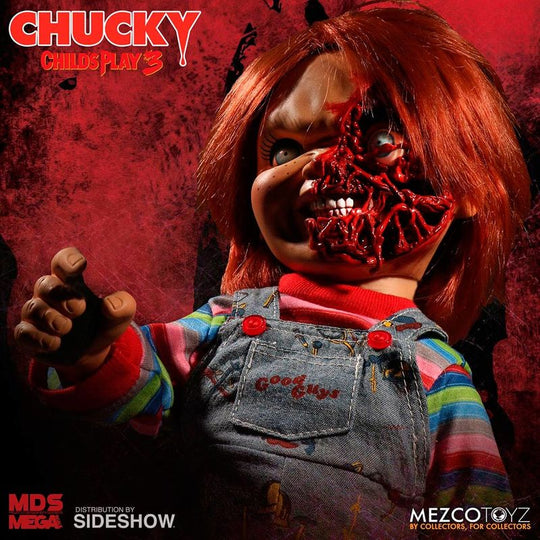 Vue latérale de la poupée Chucky Pizza Face mettant en avant la qualité des matériaux