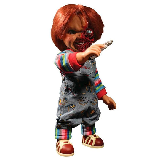 Photo de la figurine Chucky avec la boîte d'origine MEZCO TOYZ en arrière-plan